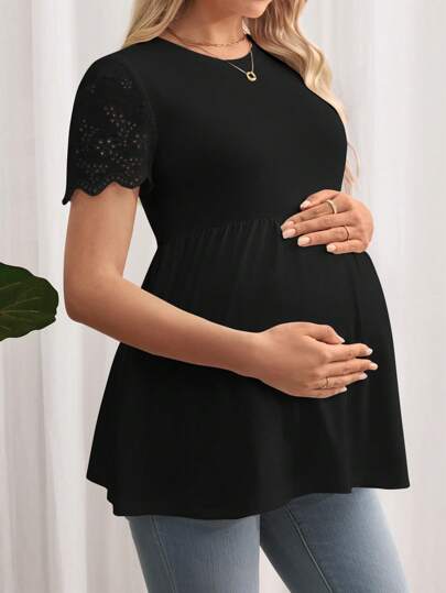 SHEIN Camiseta de embarazo con bordado de ojal y mangas