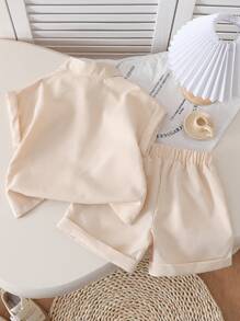 SHEIN Ensemble d'été 2 pièces pour jeune garçon, élégant et simple, composé d'une chemise décontractée à manches courtes et d'un short ample, style collage à la mode