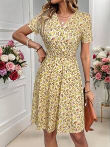 EMERY ROSE Women's Ditsy Floral V-Neck Short Sleeve Casual Vacation Dress