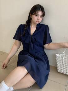 Dazy Plus Váy mini xẻ tà cổ chữ V tay ngắn màu trơn cỡ lớn, eo thắt eo, chất liệu chiffon, mùa xuân/hè - Màu xanh hải quân - Xem 5