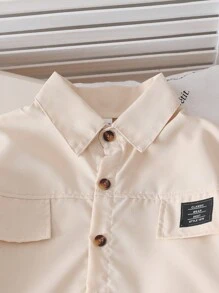 SHEIN Ensemble d'été 2 pièces pour jeune garçon, élégant et simple, composé d'une chemise décontractée à manches courtes et d'un short ample, style collage à la mode