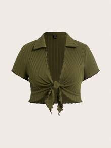 SHEIN EZwear Damska koszulka w dużym rozmiarze z kołnierzykiem typu "turndown" i falbanką z przodu, w jednolitym kolorze