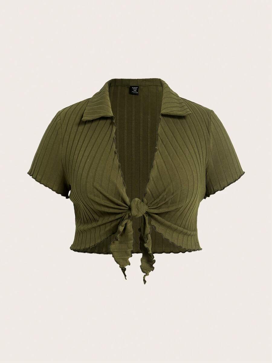 SHEIN EZwear Damska koszulka w dużym rozmiarze z kołnierzykiem typu "turndown" i falbanką z przodu, w jednolitym kolorze