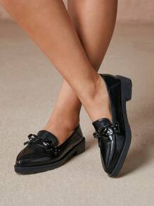 CUCCOO CURVES Zapatos planos de mujer con plataforma ancha, suela gruesa, puntera afilada, color negro sólido, escote pronunciado, estilo apto para las cuatro estaciones, con remaches y lazo, en estilo inglés