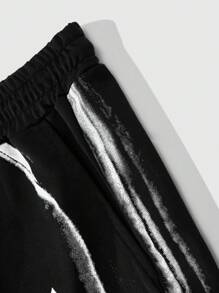 PAVTROS Manfinity Streetrush 2 Stücke Herren-Set aus kurzärmeligem T-Shirt und Shorts mit Rundhalsausschnitt, bedruckte einfarbige Shorts mit elastischem Kordelzug in der Taille für Herren, modisches, bedrucktes Kreuzstreifen-Muster mit Farbverlauf und Kontrast, schwarzes Set aus kurzärmeligem T-Shirt und Shorts, T-Shirt-Set mit einfachem Streifen-Grafik, modisches Set aus T-Shirt und Shorts, Alltags-Freizeitkleidung für alle Jahreszeiten, lässige Kleidung für den Arbeitsweg, Alltags-Freizeitkleidung für den Arbeitsweg, Geschenk für den Freund.