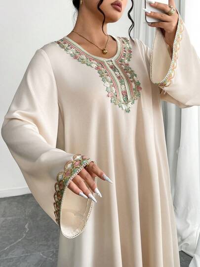 Al Najma فستان انيق بأكمام طويلة بزخرفة للنساء بحجم كبير على الطراز العربي