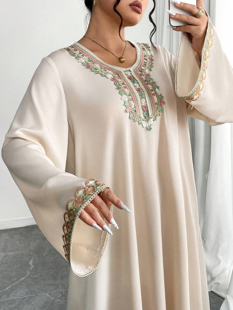 Al Najma 大码女式贴花装饰长袖优雅阿拉伯风格连衣裙 - 杏色 - 查看 1