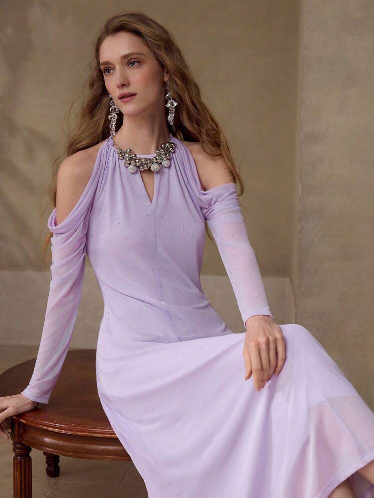 VESTIDO COM DETALHE FRIO NO OMBRO, CORTE VIÉS COM MIÇANGAS, LOOK DO DIA DOS NAMORADOS