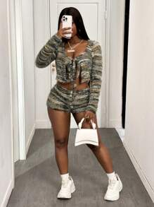 Slaydiva Conjunto de 2 piezas con top corto de manga larga con abertura y dobladillo atado y shorts de rayas peludos y ceñidos, atuendo sexy
