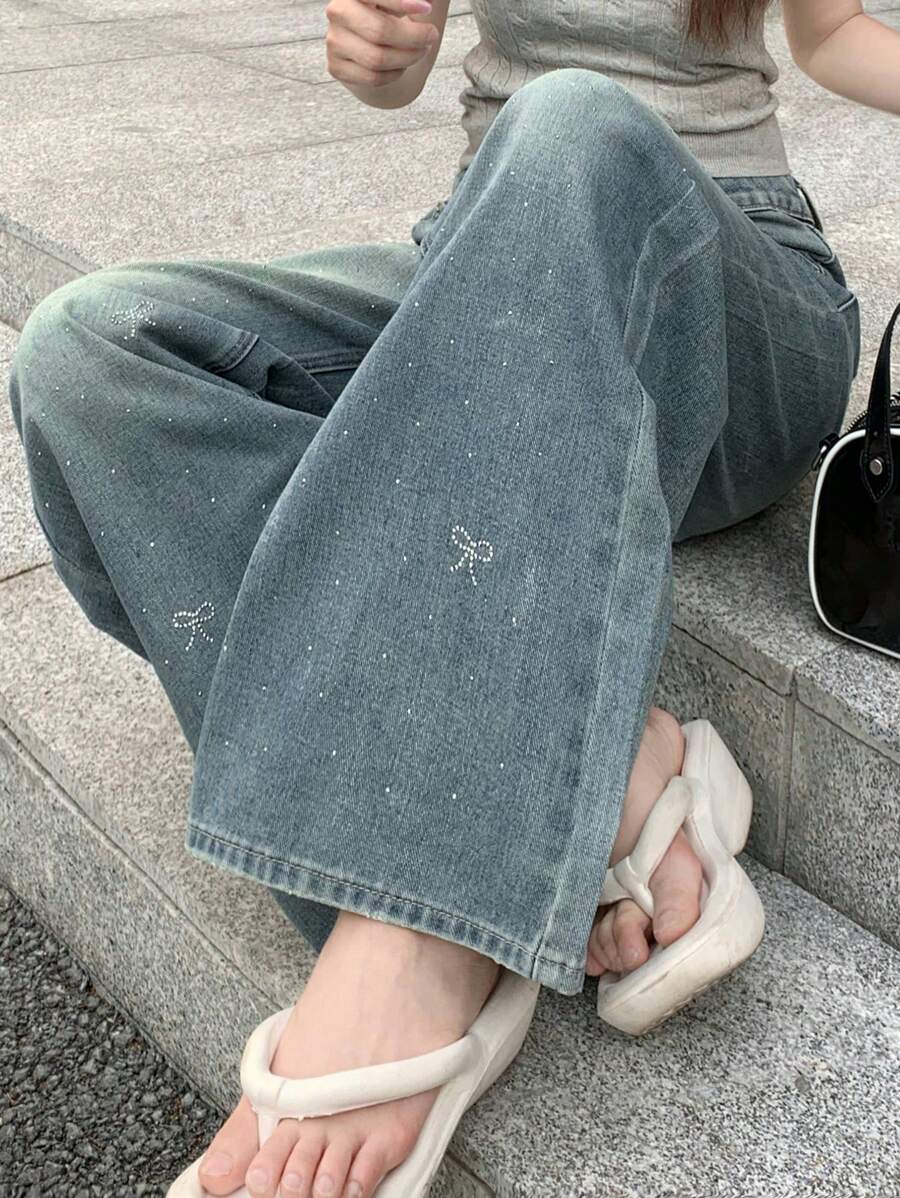 DAZY 女士水钻蝴蝶结装饰喇叭牛仔裤 - 中等水洗藍 - 查看 1