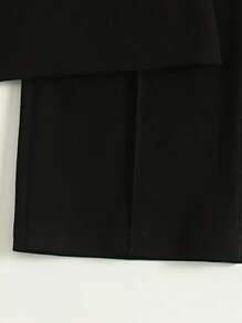 1 套女孩休闲圆领落肩 T 恤和简约条纹宽松裤，极简主义风格日常装