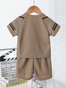 SHEIN Tenue complète pour bébé garçon, t-shirt à manches raglan avec imprimé simple et short, adapté pour l'été, idéal pour