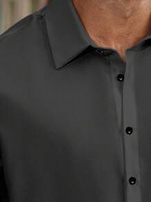 Manfinity Homme 大码男式纯色短袖口袋单排扣休闲办公衬衫 - 深灰色 - 查看 5