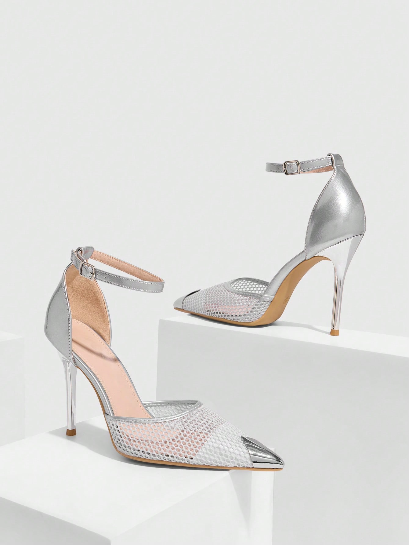 CUCCOO SZL 섹시하고 패셔너블한 뾰족한 발끝 메탈 버클 실버 통기성 메쉬 스트랩 여성 스틸레토 하이힐 홀로우 아웃 펌프스
