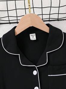 SHEIN Set de 2 piezas de pijama de niño pequeño con camisa de manga corta de apertura frontal y pantalones cortos, de unicolor y diseño cómodo y casual - Negro - Ver 6