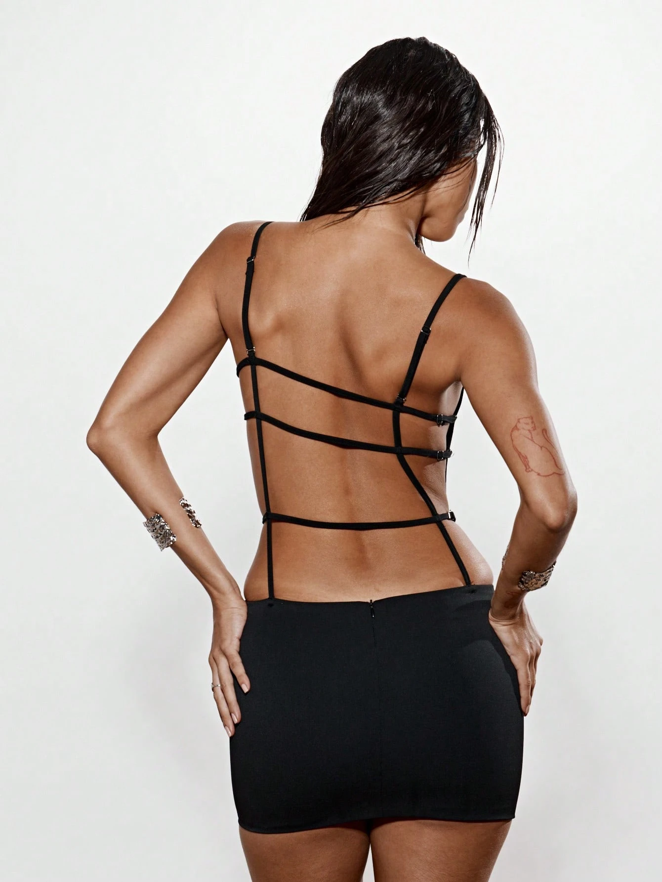 KIZN Vestido curto justo com alças e decote nas costas