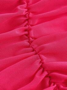 SHEIN Slayr CURVE Vestido elegante de vacaciones y playa con hombro asimétrico, sin mangas, de tela translúcida y fruncida para mujeres de tallas grandes en color fucsia - Rosa Fucsia - Ver 3
