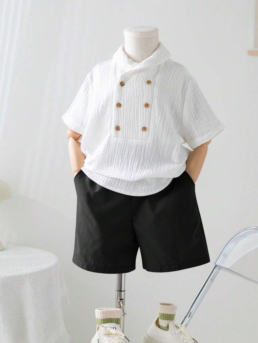 2 件套年轻男孩休闲学院风柔软简约实用百搭双排扣短袖 Polo 衫和短裤套装，适合日常穿着、上学、郊游、运动、春夏季 - 黑與白 - 查看 1