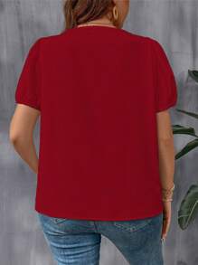 Calvaya Blus Wanita Ukuran Besar Warna Polos Leher V Lengan Pendek Mengembang dengan Hiasan Rumbai - Merah - View 2