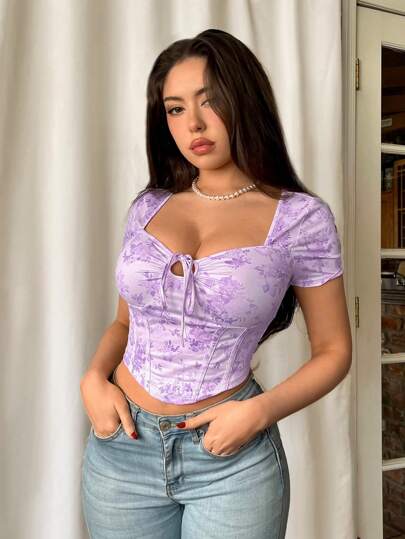 Firerie Camiseta corta de verano con estampado de flores elegante y cordón en la parte delantera