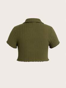 SHEIN EZwear Damska koszulka w dużym rozmiarze z kołnierzykiem typu "turndown" i falbanką z przodu, w jednolitym kolorze