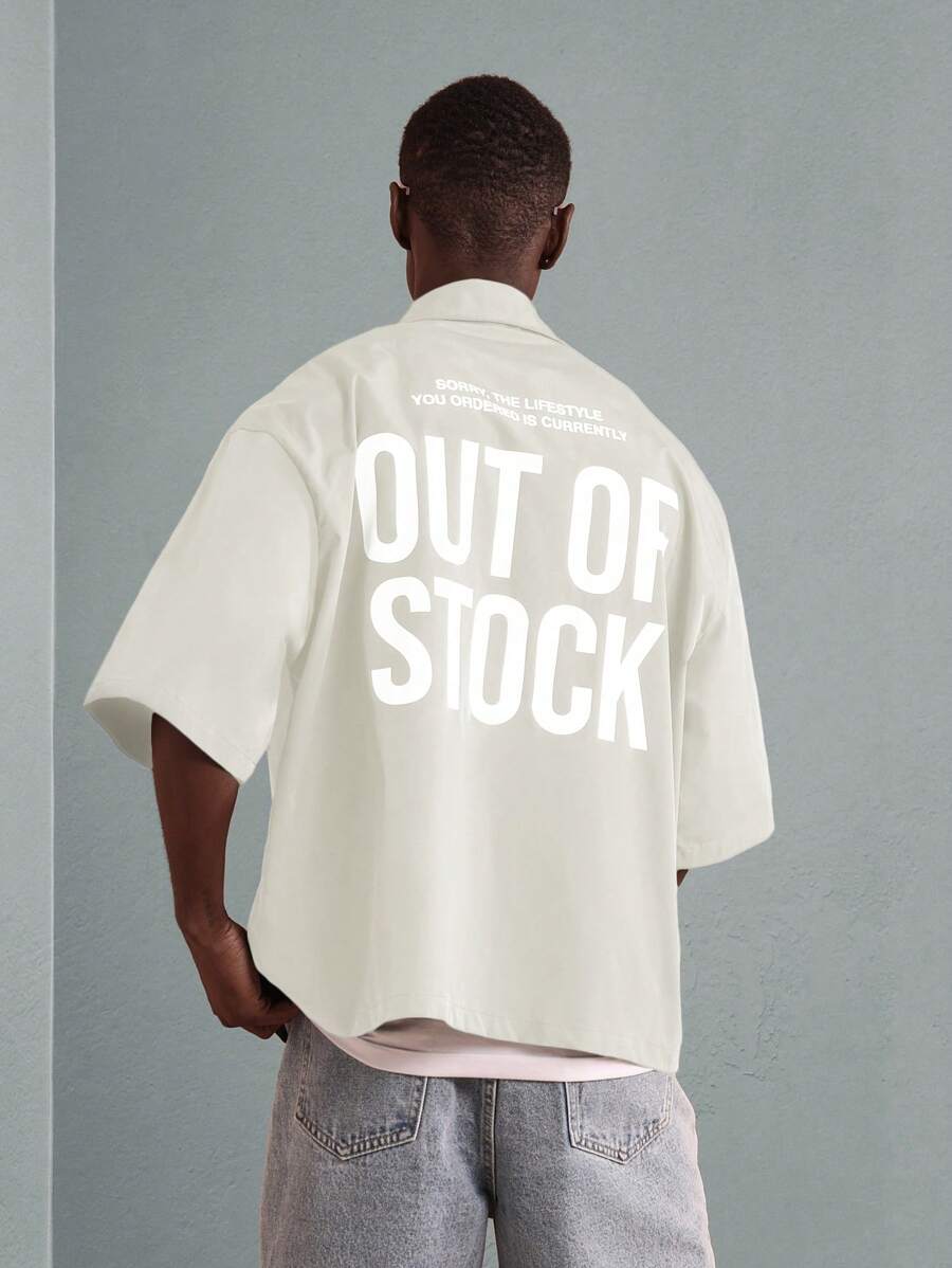 SUMWON Camiseta gráfica de declaración de estilo de vida boxy, estampado fuera de existencias, moda urbana casual de manga corta de verano y primavera moderna