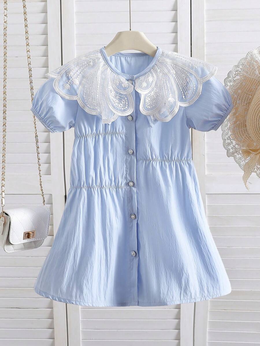 SHEIN Kleine Mädchen Kleid im Sommer-Stil mit Peter-Pan-Kragen, delikates florales Spitzeneinsatz-Patchwork, locker geschnittenes, süßes Prinzessinnen-Kleid, koreanische Version