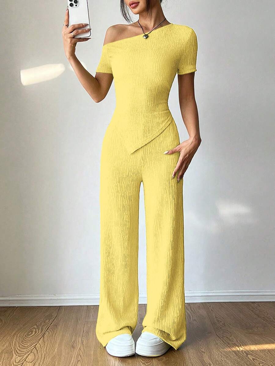 Flirla Set 2 pcs: Kaos Kasual Bahu Asimetris + Celana Panjang Pinggang Rendah Model Lebar - Kuning - View 1