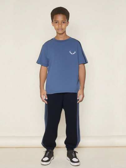 SHEIN 青少年男子鹿角印花t恤和對比側縫運動褲