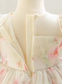 SHEIN Glamorique Kids Robe de mariée de bébé fille, en satin, personnalisée avec imprimé floral de rose, jupe à godets, manches bouffantes, style doux et vintage de palais, robe de soirée ajustée - Rose bonbon - Voir 4