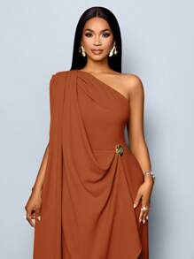 SOLERSUN 女士时尚优雅垂坠单肩长裙，配金色饰边细节 - 咖啡棕 - 查看 8