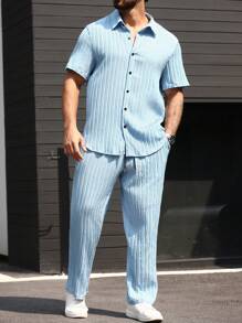 Manfinity Homme Conjunto de camisa de manga corta con botones y pantalones de tela texturizada para hombres de talla grande para el verano