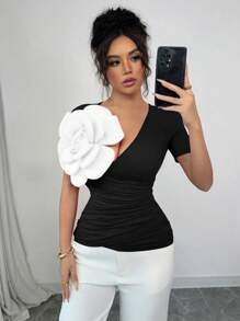 Chiquease 女士纯色 V 领拼接 3D 花朵侧褶腰修身短袖 T 恤 - 黑色 - 查看 4