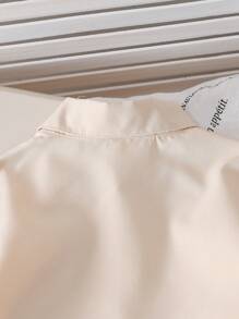 SHEIN Ensemble d'été 2 pièces pour jeune garçon, élégant et simple, composé d'une chemise décontractée à manches courtes et d'un short ample, style collage à la mode