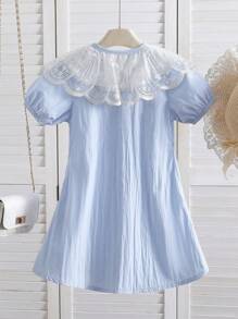 SHEIN Kleine Mädchen Kleid im Sommer-Stil mit Peter-Pan-Kragen, delikates florales Spitzeneinsatz-Patchwork, locker geschnittenes, süßes Prinzessinnen-Kleid, koreanische Version