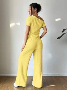 Flirla Set 2 pcs: Kaos Kasual Bahu Asimetris + Celana Panjang Pinggang Rendah Model Lebar - Kuning - View 2