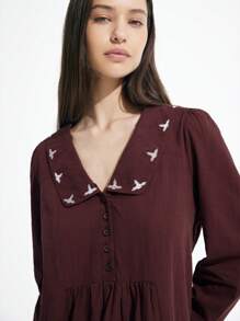 Chiquease 2025 V 领彼得潘领撞色 3D 花卉刺绣设计优雅田园可爱女孩氛围直筒娃娃裙，女 - 酒紅色 - 查看 2