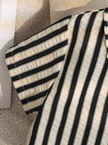SHEIN Casuvi Kids 两件套男童休闲简约条纹短袖衬衫和配套短裤，时尚休闲套装，适合日常穿着、度假、上学、夏季出游、假日、旅行、休闲、日光浴等场合。 - 黑與白 - 查看 8