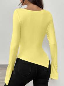 Airlisse T-shirt en maille ajusté à encolure dégagée asymétrique