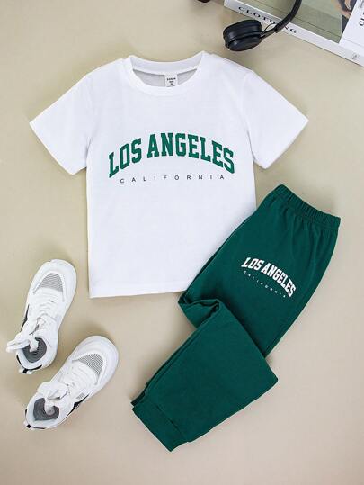 2 件套幼儿男童休闲简约字母和数字印花圆领短袖 T 恤和长裤套装，适合日常穿着、旅行、购物、节日活动和聚会，展现男孩酷炫独特的魅力，让男孩在不同场合自由奔跑并充满自信，适合日常穿着、郊游、活动和聚会、度假、度假、旅行、放松、日光浴、夏季
