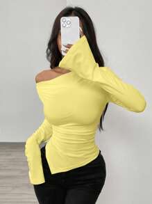 Airlisse T-shirt en maille ajusté à encolure dégagée asymétrique