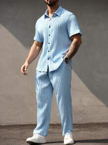 Manfinity Homme Conjunto de camisa de manga corta con botones y pantalones de tela texturizada para hombres de talla grande para el verano