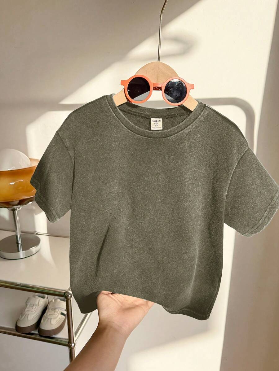 SHEIN 1 件年轻男孩休闲运动学院日韩宽松水洗柔软舒适圆领T恤适合孩子返校适合生日派对、聚会、表演、婚礼、洗礼、返校日常适合上学适合旅行适合运动适合春夏季 - 橄欖綠 - 查看 1