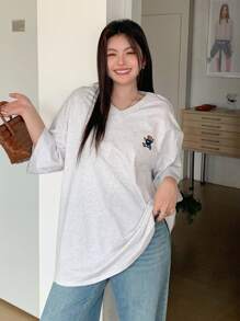 Dazy Plus 加大码 V 领超大短袖长款熊刺绣 T 恤，春夏学院风上衣 - 灰色 - 查看 7