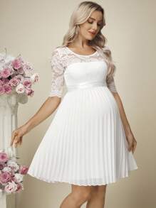 SHEIN فستان الحمل المزين بقطع من الدانتيل والشريط ذو أربطة والطيات المتموجة