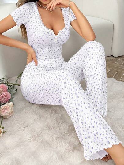 CottageSlumber Conjunto de pijama con top de manga corta con decoración de botones y cierre de media cremallera, y pantalón largo, con estampado floral pequeño