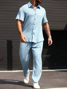 Manfinity Homme Conjunto de camisa de manga corta con botones y pantalones de tela texturizada para hombres de talla grande para el verano