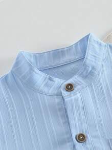 SHEIN Genkimix Kids 2 件经典纹理编织半拉链衬衫和纯色短裤套装，适合 4-7 岁男孩夏季和春季穿着