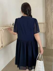 Dazy Plus Váy mini xẻ tà cổ chữ V tay ngắn màu trơn cỡ lớn, eo thắt eo, chất liệu chiffon, mùa xuân/hè - Màu xanh hải quân - Xem 2