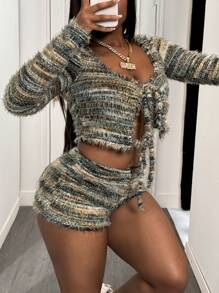 Slaydiva Conjunto de 2 piezas con top corto de manga larga con abertura y dobladillo atado y shorts de rayas peludos y ceñidos, atuendo sexy